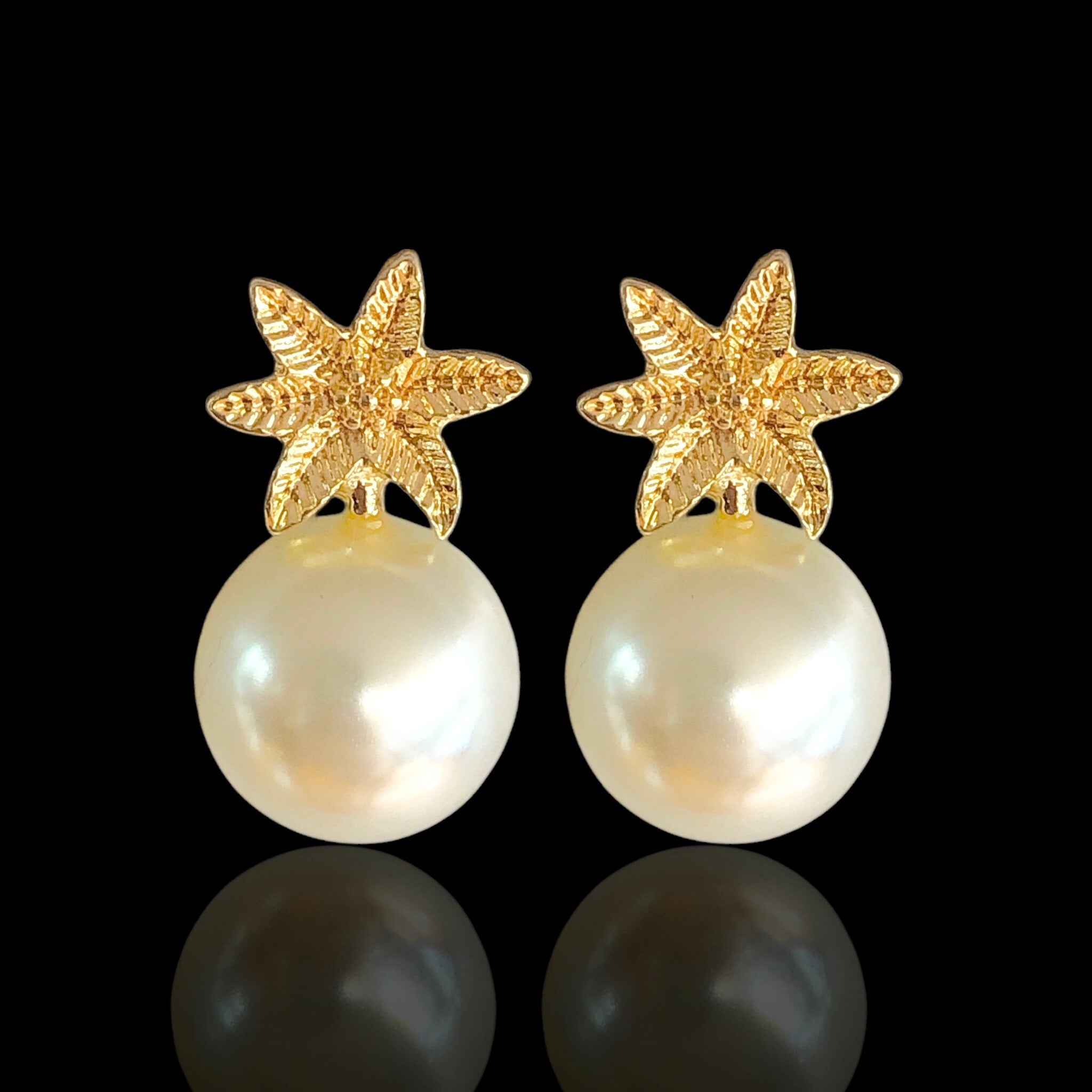 Oro Laminado Maple Leaf Imitation Pearl Stud Earrings
