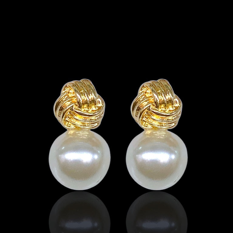 Oro Laminado Trifecta Knot Imitation Pearl Stud Earrings